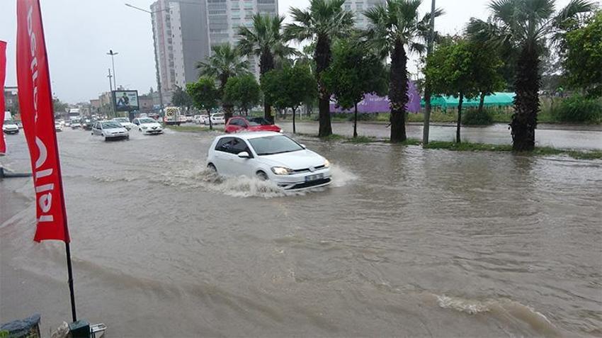 MGM uyardı! Adana’yı sağanak yağış vurdu, yollar göle döndü