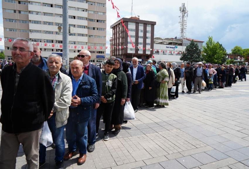 Bedava dağıtıldığını duyan oraya koştu! Yağmura rağmen kapış kapış gitti: Tam yarım milyon adet