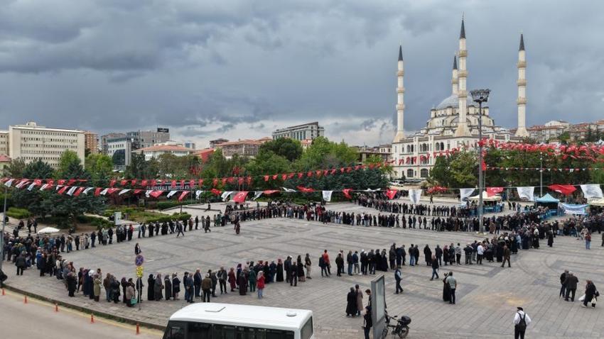 Bedava dağıtıldığını duyan oraya koştu! Yağmura rağmen kapış kapış gitti: Tam yarım milyon adet