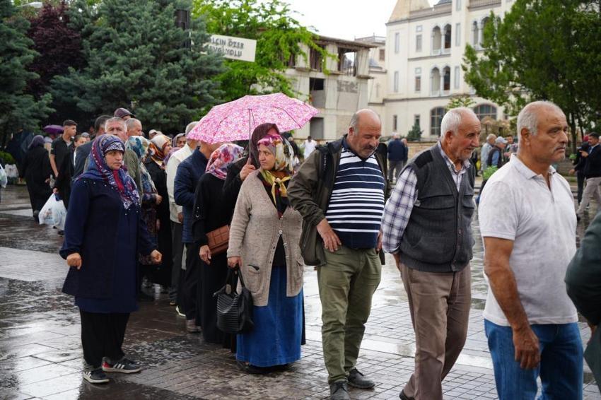 Bedava dağıtıldığını duyan oraya koştu! Yağmura rağmen kapış kapış gitti: Tam yarım milyon adet