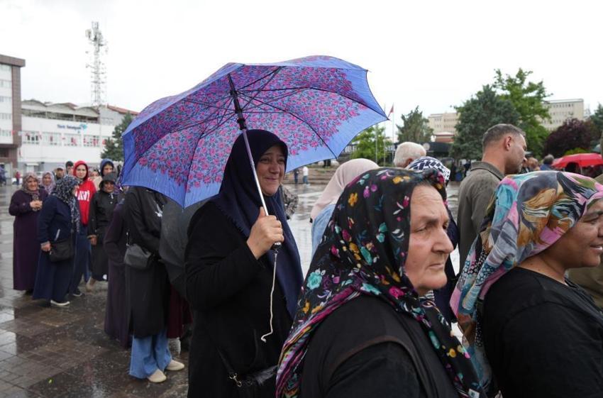 Bedava dağıtıldığını duyan oraya koştu! Yağmura rağmen kapış kapış gitti: Tam yarım milyon adet