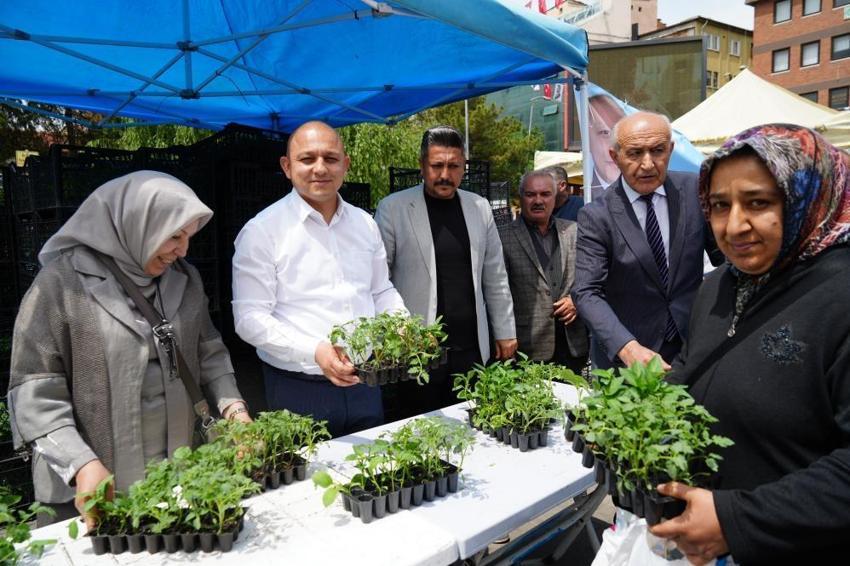 Bedava dağıtıldığını duyan oraya koştu! Yağmura rağmen kapış kapış gitti: Tam yarım milyon adet