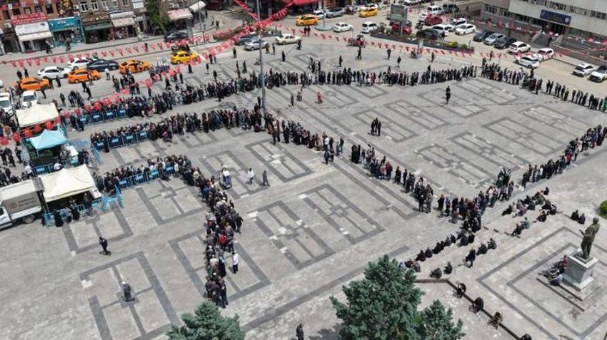 Bedava dağıtıldığını duyan oraya koştu! Yağmura rağmen kapış kapış gitti: Tam yarım milyon adet
