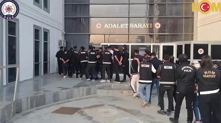 Hatay'da esnafı haraca bağlayan çeteye dev operasyon: 28 kişi tutuklandı! 'Kadınlara zorla fuhuş yaptırıp boş senet imzalatıyorlardı'
