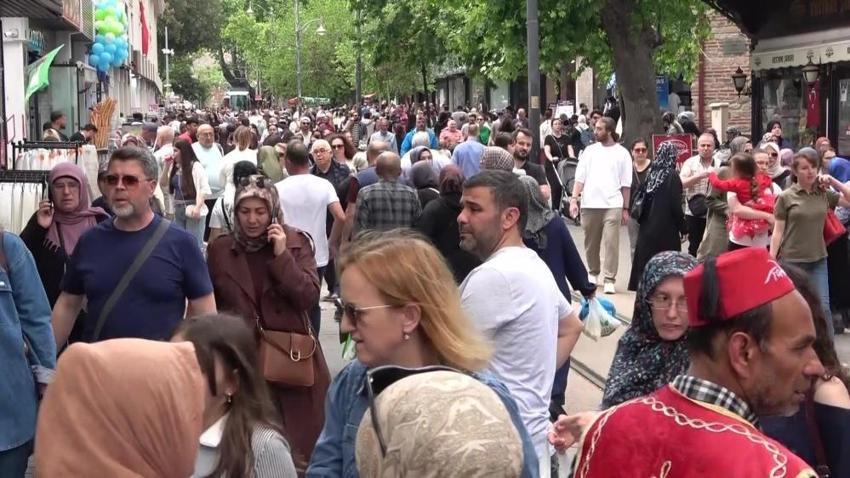 Bursa'da her dükkanda hareket başladı: Bayram yoğunluğu tüm şehri sardı