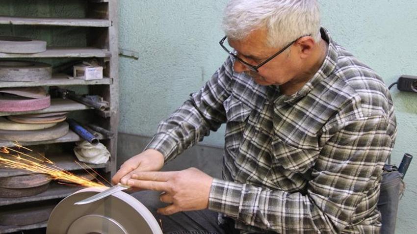 Sivaslı usta siparişlere yetişemiyor! 76 işlemden geçiyor, 60 hayvan kesebiliyor