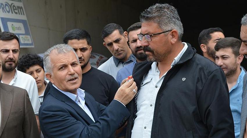 Mardin'de susuz tarlada ekilen ürün hasat edildi: İlk hasadı yapan çiftçiye çeyrek altın hediye edildi