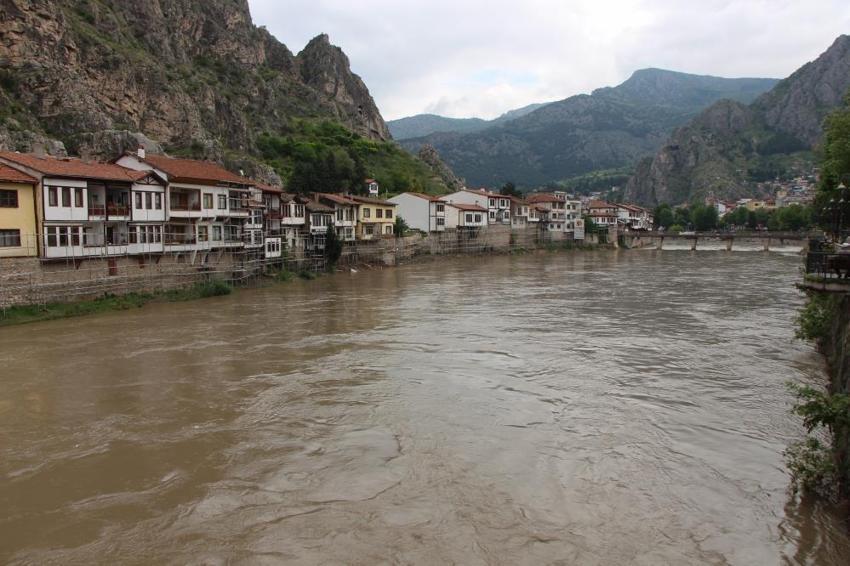 Yeşilırmak'ta debi hızla düştü: Amasya'da endişeyle izlediler