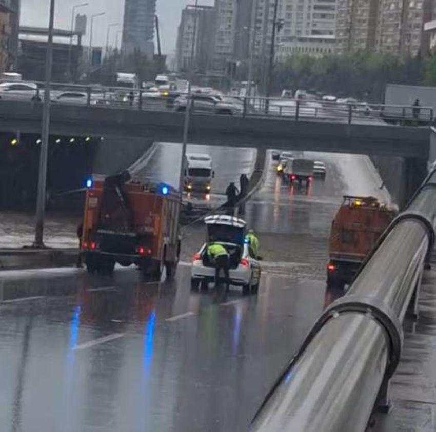Ankara'yı sel vurdu! Yenimahalle ve Keçiören'de iş yerleri sular altında kaldı, vatandaşlar sel sularına kapıldı