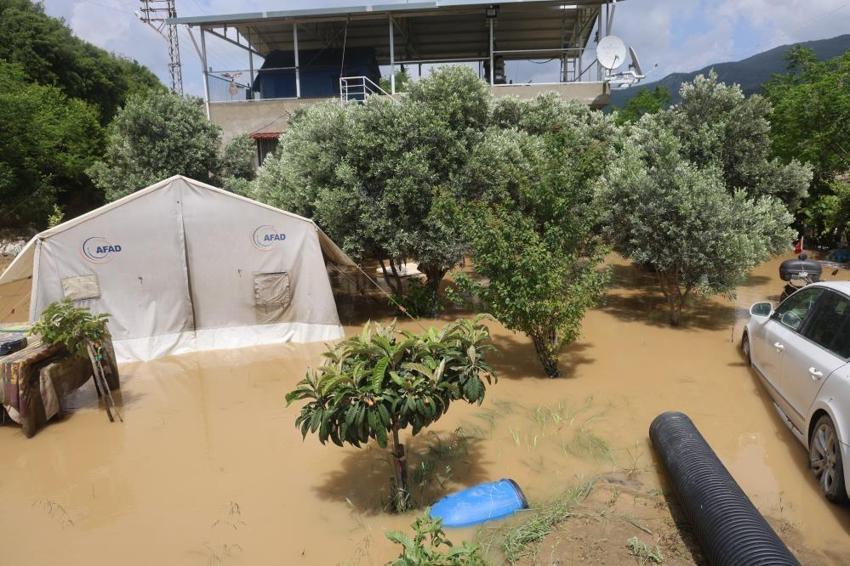 Hatay’da sel kabusu! Mahalle göle döndü: Evler ve tarım arazileri sular altında kaldı