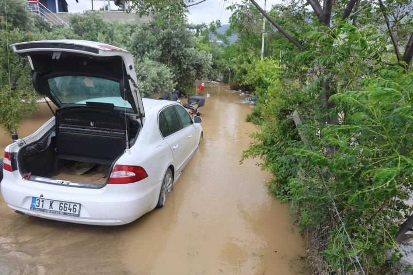 Hatay’da sel kabusu! Mahalle göle döndü: Evler ve tarım arazileri sular altında kaldı