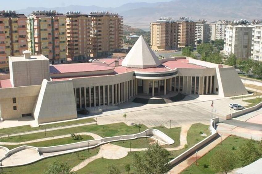 Kahramanmaraş'ta bir devir kapanıyor: Necip Fazıl Kısakürek Kültür Merkezi yıkılıyor! Yeni proje için düğmeye basıldı