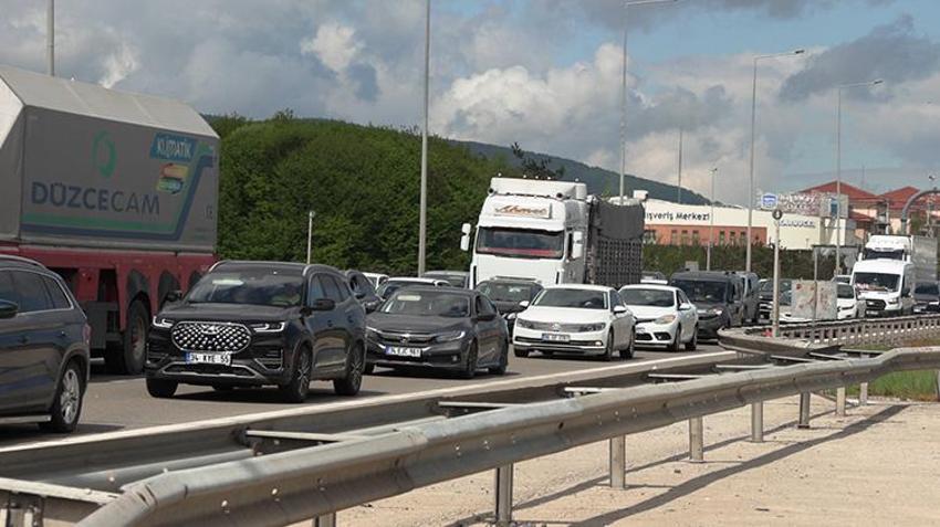 Bolu Dağı geçişinde bayram trafiği yoğunluğu: Gelen yok giden çok