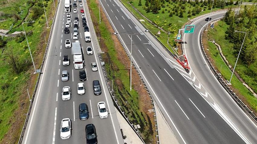 Bolu Dağı geçişinde bayram trafiği yoğunluğu: Gelen yok giden çok