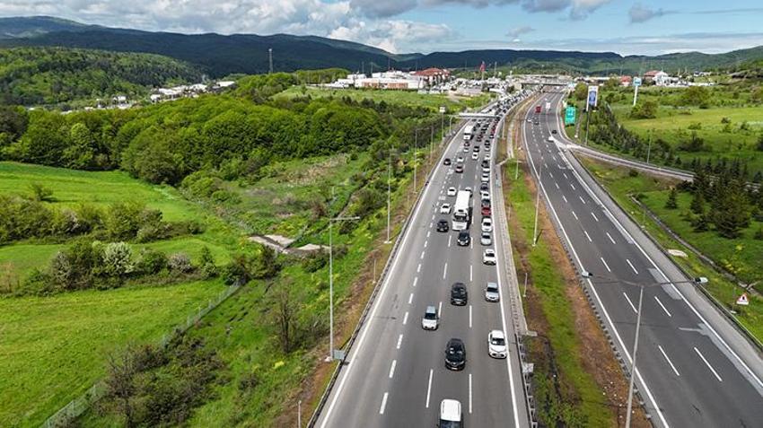 Bolu Dağı geçişinde bayram trafiği yoğunluğu: Gelen yok giden çok