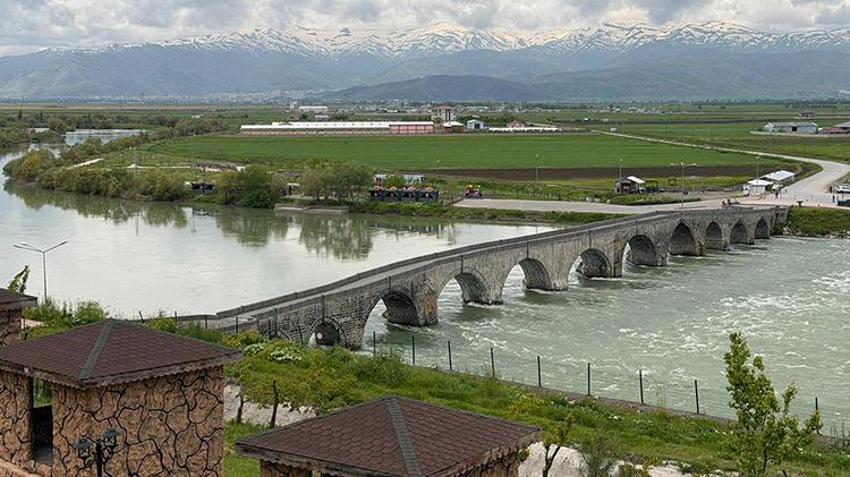 Muş'ta barajlar dolup taştı! Dolusavak kapakları açıldı