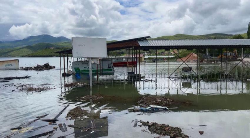 Tokat'ta korkulan oldu Almus Barajı taştı taştı, baraj kenarındaki oyun parkı ve otopark sular altında kaldı