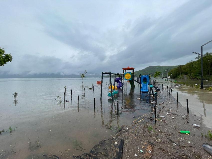Tokat'ta korkulan oldu Almus Barajı taştı taştı, baraj kenarındaki oyun parkı ve otopark sular altında kaldı
