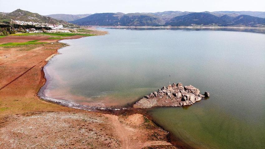 Tokat'ta korkulan oldu Almus Barajı taştı taştı, baraj kenarındaki oyun parkı ve otopark sular altında kaldı