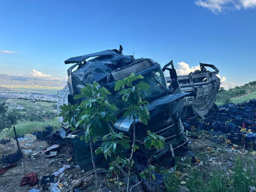 Tarsus-Adana-Gaziantep Otoyolu'nda korkunç kaza! Otomobile çarpan sebze yüklü tır viyadükten aşağı uçtu