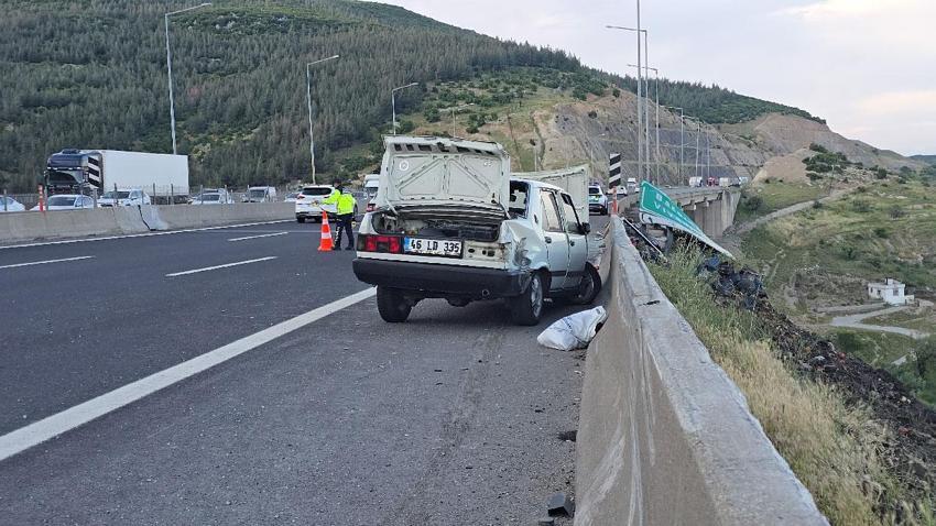 Tarsus-Adana-Gaziantep Otoyolu'nda korkunç kaza! Otomobile çarpan sebze yüklü tır viyadükten aşağı uçtu
