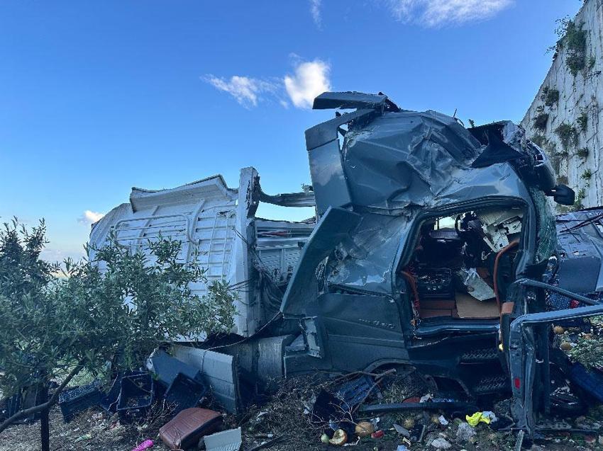 Tarsus-Adana-Gaziantep Otoyolu'nda korkunç kaza! Otomobile çarpan sebze yüklü tır viyadükten aşağı uçtu