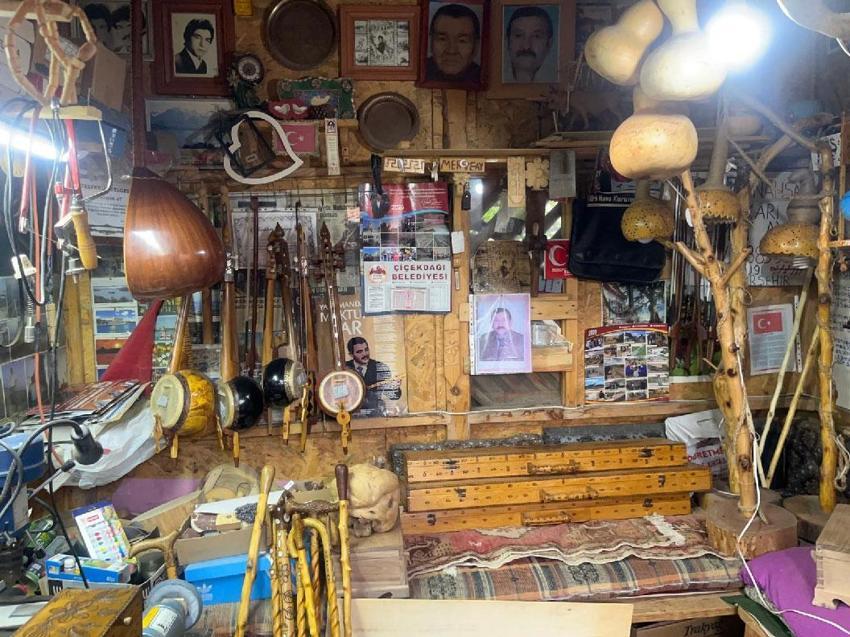 Kırşehir'in 'ahşabın hizmetkarı' el emeğiyle ürettiği ahşap eserlerle bölgenin kültürel değerlerini yaşatıyor
