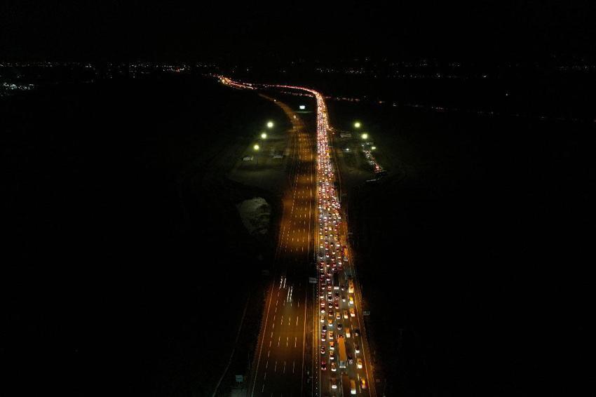 Yurtta bayram göçü başladı: Otoyolların kesişim noktasında trafik durdu