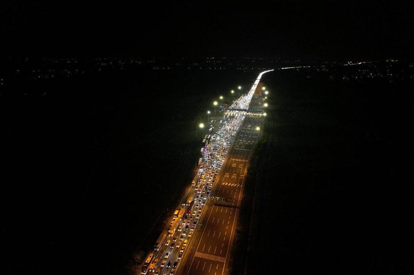 Yurtta bayram göçü başladı: Otoyolların kesişim noktasında trafik durdu