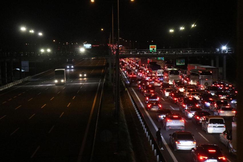 Yurtta bayram göçü başladı: Otoyolların kesişim noktasında trafik durdu