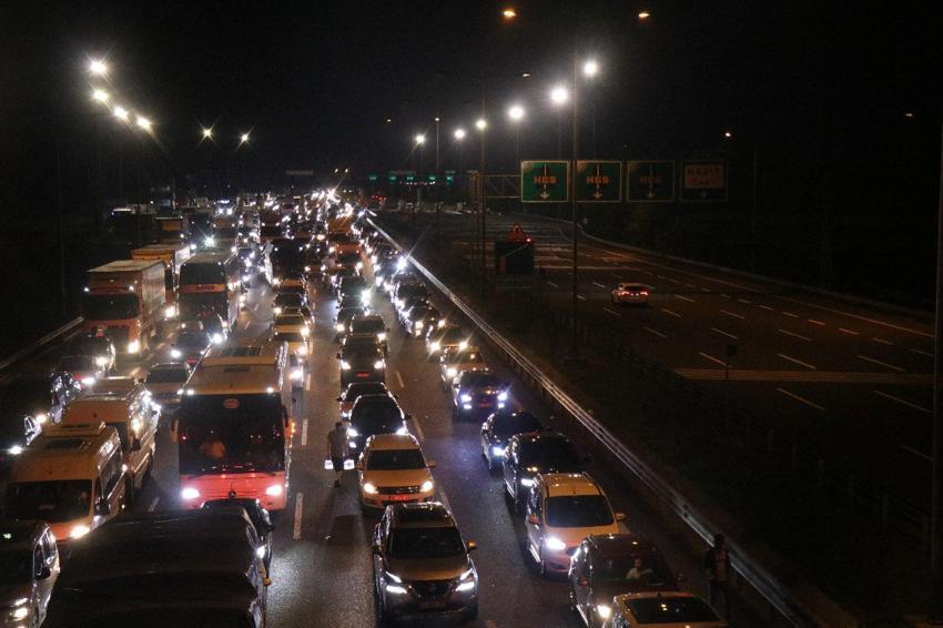 Yurtta bayram göçü başladı: Otoyolların kesişim noktasında trafik durdu