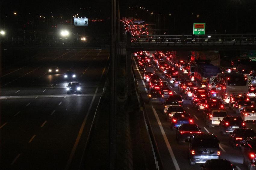 Yurtta bayram göçü başladı: Otoyolların kesişim noktasında trafik durdu