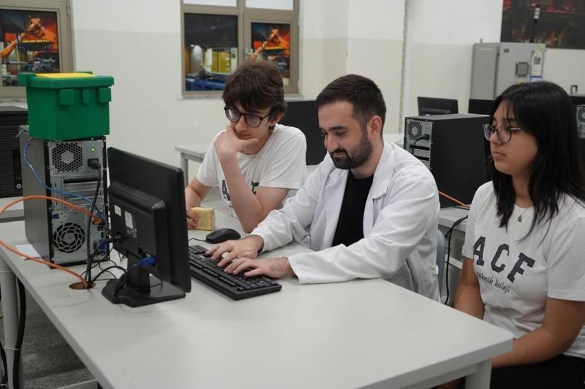 Kocaeli'de teknik lisede üretildi: Sokak hayvanları için akıllı çöp kovası!