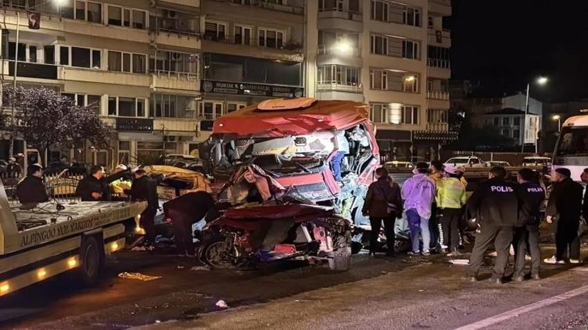 Giresun'da tır katliamı! İki otomobili biçti: 5 ölü 6 yaralı