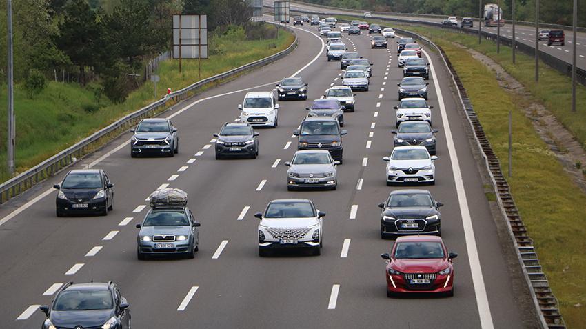 Bayram öncesi yollara düştüler! Trafik kilit, hepsi tek bir noktaya gidiyor