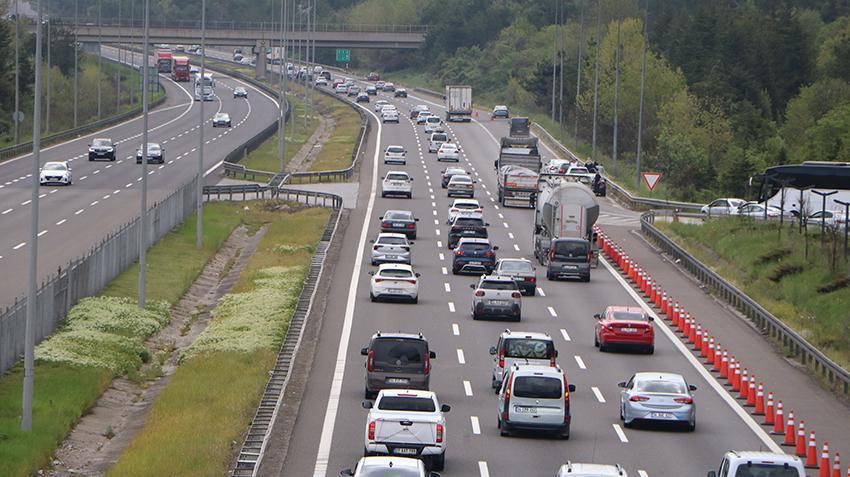 Bayram öncesi yollara düştüler! Trafik kilit, hepsi tek bir noktaya gidiyor