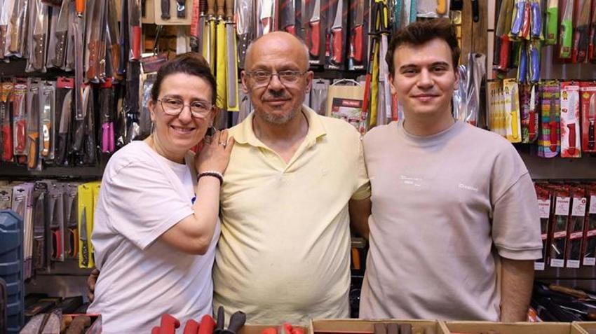Tek başına yetişemeyince eşi ve oğlu da tezgaha geçti! Vatandaşlar bayram öncesi akın akın getiriyor
