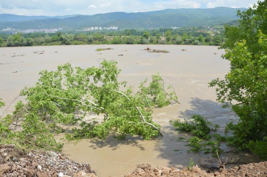 Tokat’ta Kelkit Çayı taştı, nehir yön değiştirdi! Devasa ağaçlar ve yol bir anda ırmağa kaydı
