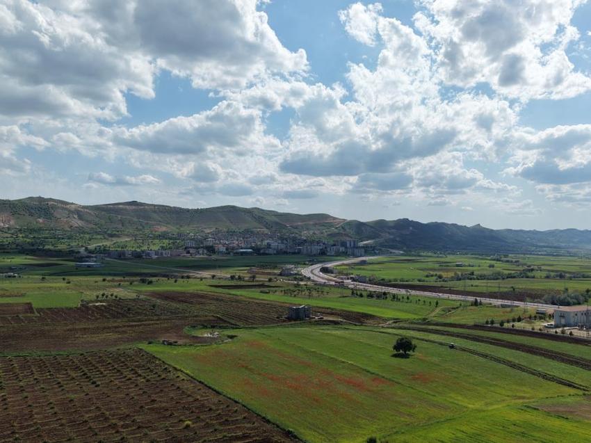 Tokat’ta Kelkit Çayı taştı, nehir yön değiştirdi! Devasa ağaçlar ve yol bir anda ırmağa kaydı