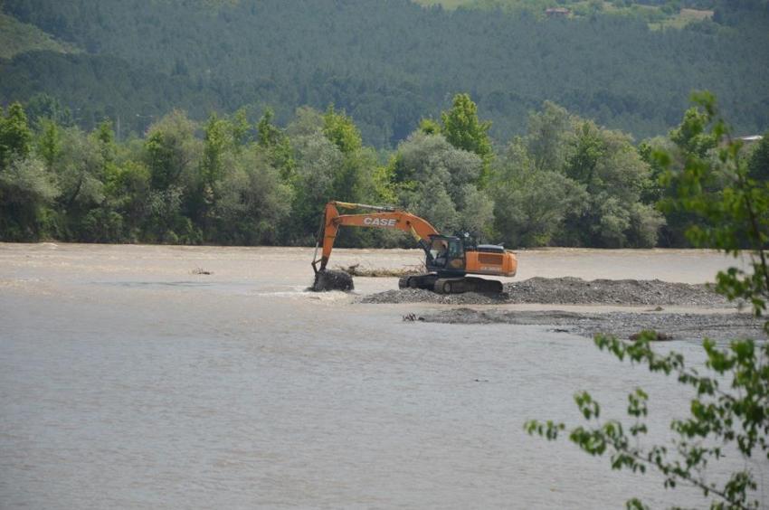 Tokat’ta Kelkit Çayı taştı, nehir yön değiştirdi! Devasa ağaçlar ve yol bir anda ırmağa kaydı