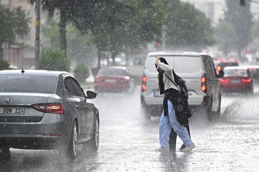 Meteoroloji tarih vererek 34 ili uyardı! Kuvvetli ve gök gürültülü sağanak yağışlar etkili olacak sel ve su baskınlarına karşı dikkat