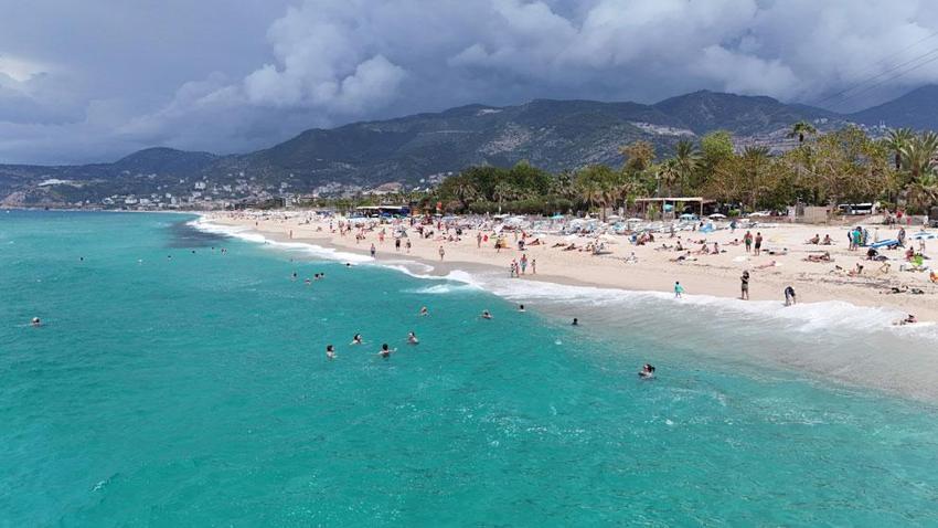 Alanya yaz havası sahillerde bayram yoğunluğu yaşattı