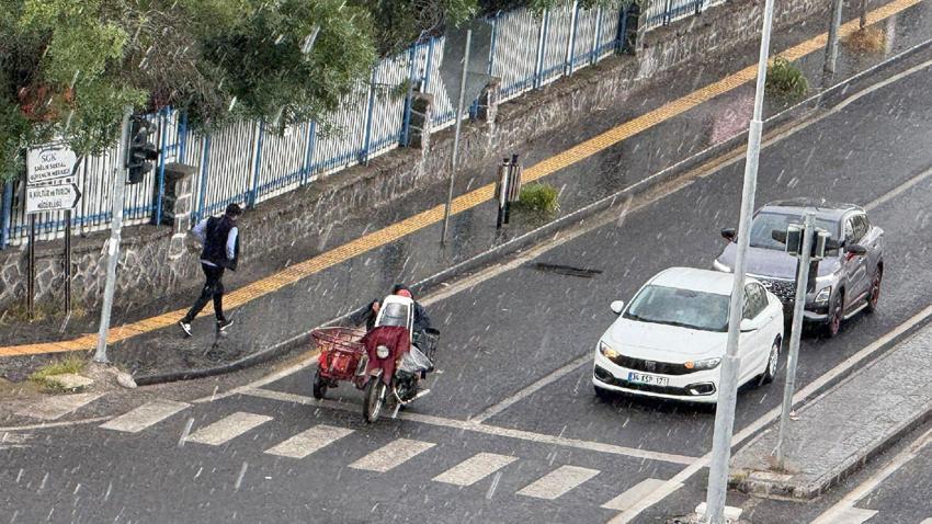 Diyarbakır'da sağanak ve dolu hayatı olumsuz etkiledi, tarihi Ulu Cami'nin avlusu suyla doldu vatandaşlar araçlarını battaniyelerle korudu