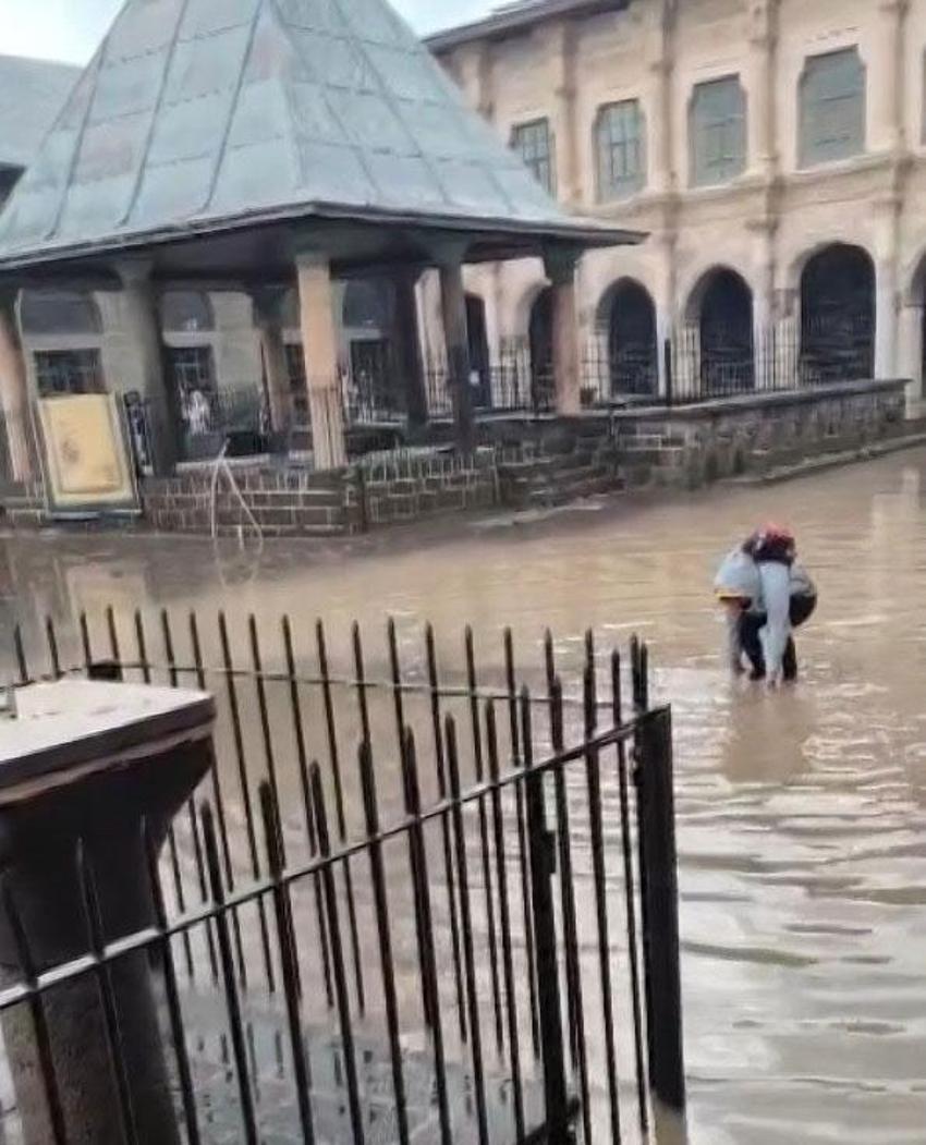 Diyarbakır'da sağanak ve dolu hayatı olumsuz etkiledi, tarihi Ulu Cami'nin avlusu suyla doldu vatandaşlar araçlarını battaniyelerle korudu