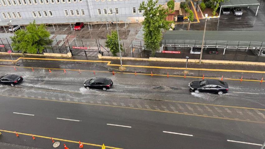 Diyarbakır'da sağanak ve dolu hayatı olumsuz etkiledi, tarihi Ulu Cami'nin avlusu suyla doldu vatandaşlar araçlarını battaniyelerle korudu