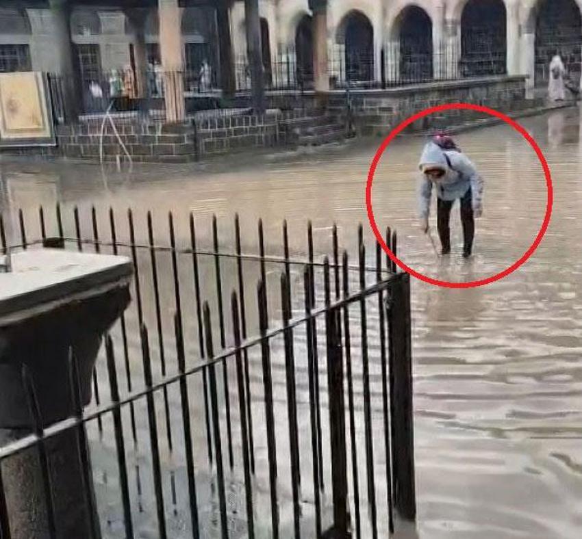 Diyarbakır'da sağanak ve dolu hayatı olumsuz etkiledi, tarihi Ulu Cami'nin avlusu suyla doldu vatandaşlar araçlarını battaniyelerle korudu