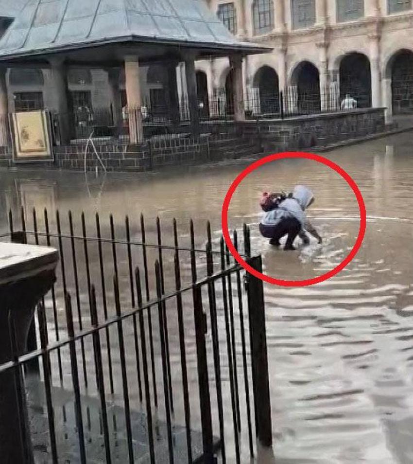 Diyarbakır'da sağanak ve dolu hayatı olumsuz etkiledi, tarihi Ulu Cami'nin avlusu suyla doldu vatandaşlar araçlarını battaniyelerle korudu