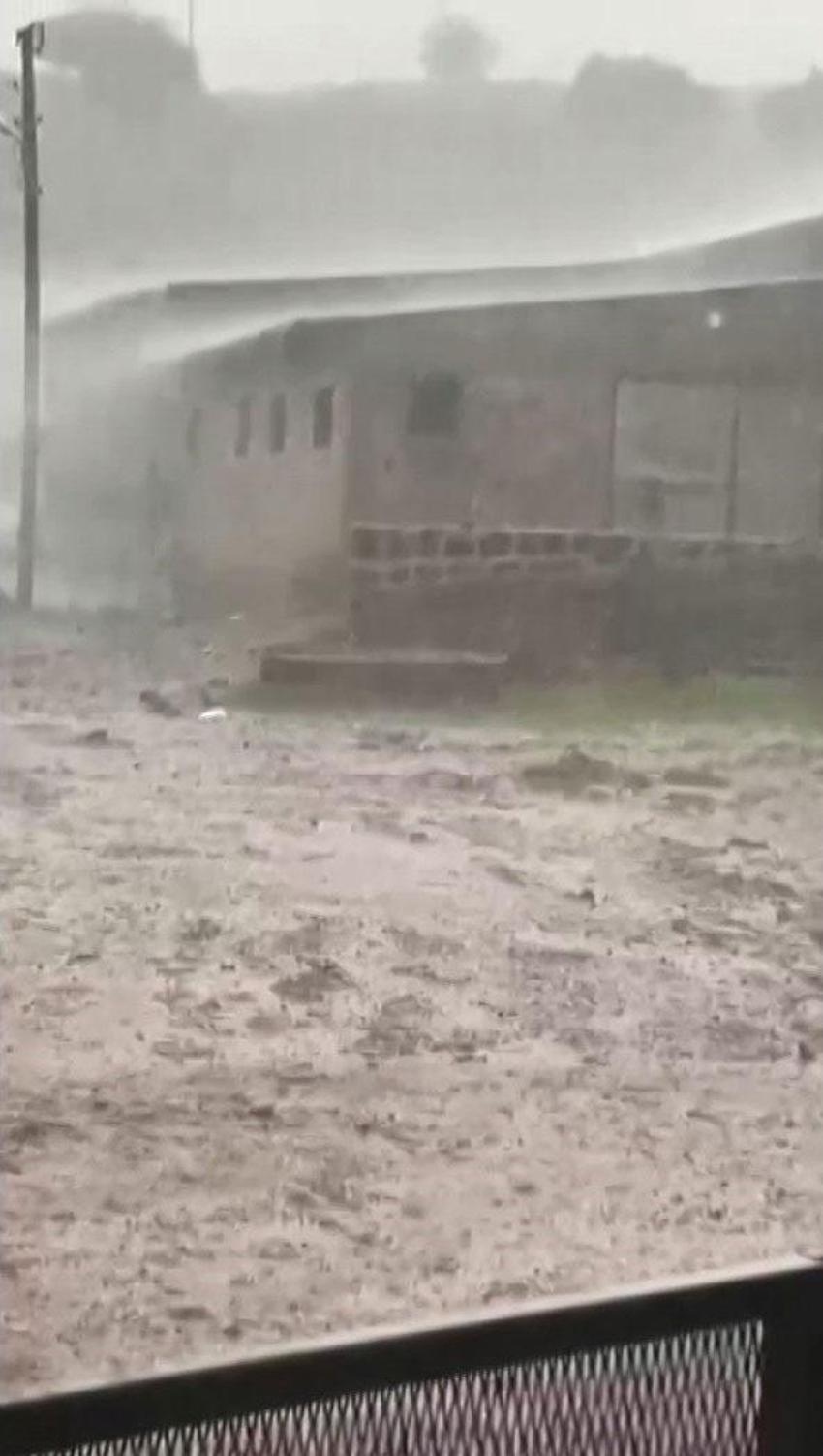 Diyarbakır'da sağanak ve dolu hayatı olumsuz etkiledi, tarihi Ulu Cami'nin avlusu suyla doldu vatandaşlar araçlarını battaniyelerle korudu