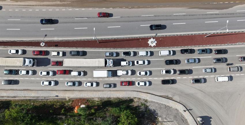 43 ilin geçiş noktası 'kilit kavşak'ta bayram trafiği havadan görüntülendi: Araçlar adım adım ilerledi