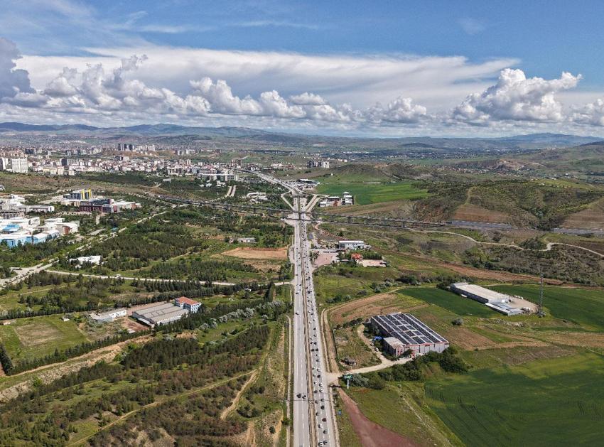43 ilin geçiş noktası 'kilit kavşak'ta bayram trafiği havadan görüntülendi: Araçlar adım adım ilerledi
